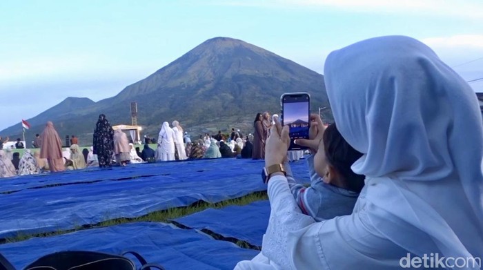 **Salat Iduladha di Hati Gunung Sindoro-Sumbing: Fenomena Viral yang Wajib Dikunjungi**
