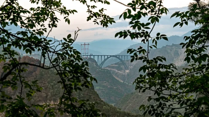 Inilah Jembatan Kereta India yang Melebihi Menara Eiffel, Sebuah Prestasi Menakjubkan!