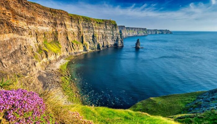 **Misteri Tragis di Tebing Moher: Kematian Zhihan Zhao dan Pelajaran Penting untuk Para Turis**