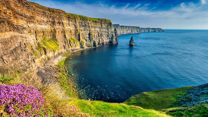 **Misteri Tragis di Tebing Moher: Kematian Zhihan Zhao dan Pelajaran Penting untuk Para Turis**