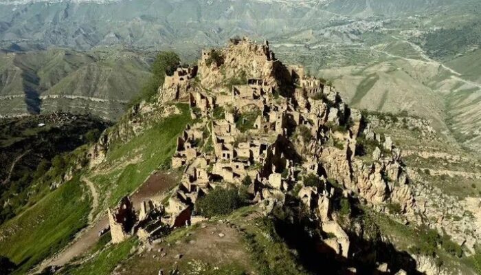 “Gamsutl, Kota Mati di Rusia: Misteri Sejarah yang Menarik Wisatawan Dunia”