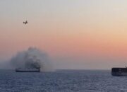 “Kapal Pengangkut Ratusan Mobil Listrik Terbakar, Ditinggal di Laut, Belum Padam: Krisis Logistik dan Risiko Baru di Dunia Otomotif”