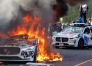 Kerusuhan di Los Angeles, Waymo Autonomous Cars Burned Completely