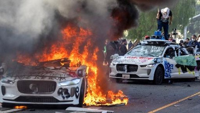 Kerusuhan di Los Angeles, Waymo Autonomous Cars Burned Completely