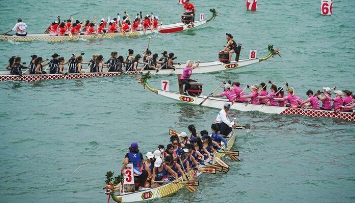 **Festival Perahu Naga di China: Wisatawan Padati, Belanja Lesu**