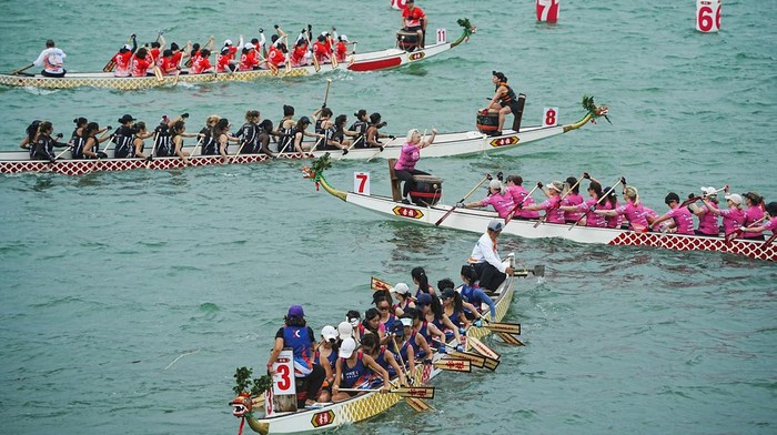 **Festival Perahu Naga di China: Wisatawan Padati, Belanja Lesu**