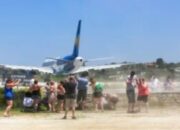 **Turis Lihat Pesawat Lepas Landas dari Jarak Dekat di Bandara Pulau Skiathos, Yunani!**