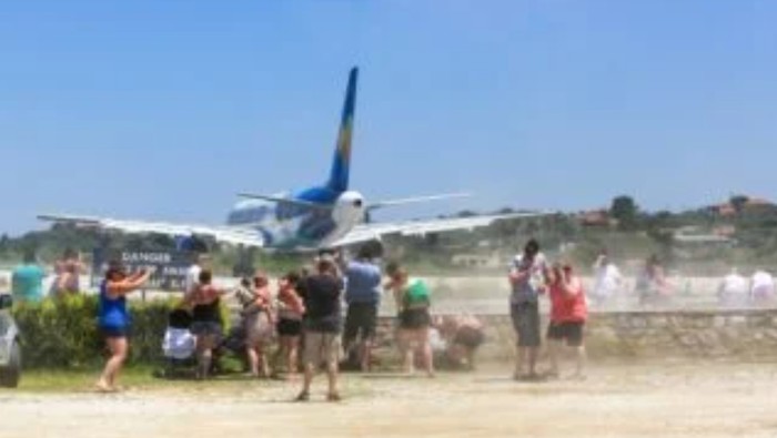 **Turis Lihat Pesawat Lepas Landas dari Jarak Dekat di Bandara Pulau Skiathos, Yunani!**