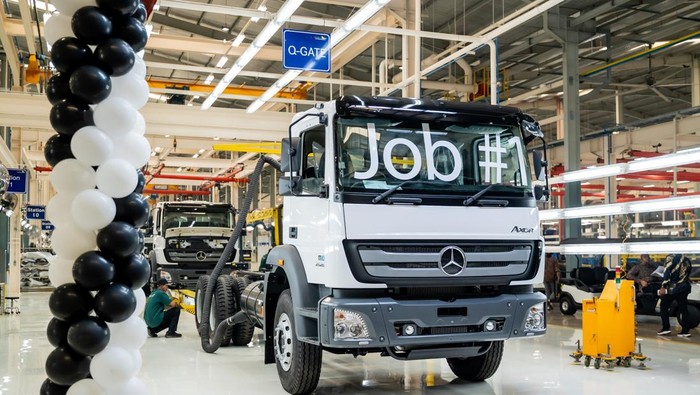 Daimler Resmi Luncurkan Pabrik Cikarang, Sasis Truk dan Bus Mercy Produksi Massal!