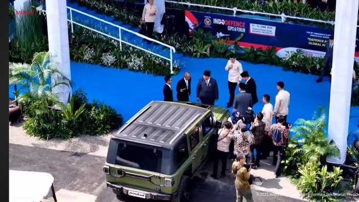 Prabowo Perkenalkan 'Pandu', Mobil Taktis Listrik Pintar dari Pindad