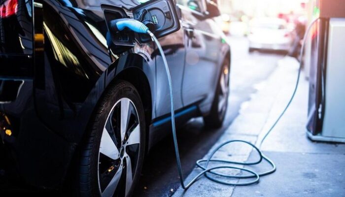 **Penjualan Mobil Listrik Indonesia Meningkat, Gaikindo Perhatikan Implikasi Impor CBU**