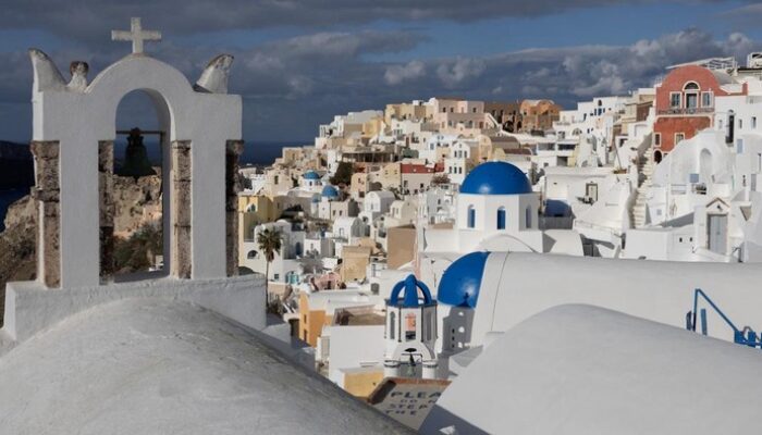 **Musim Panas Ini, Santorini Menyapa Dengan Kejadian Langka Akibat Gempa 2025**