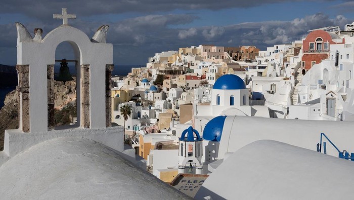 **Musim Panas Ini, Santorini Menyapa Dengan Kejadian Langka Akibat Gempa 2025**