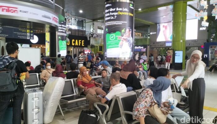 “10 Stasiun Kereta Api di Indonesia yang Mempesona Turis Asing, Yuk Dikunjungi!”