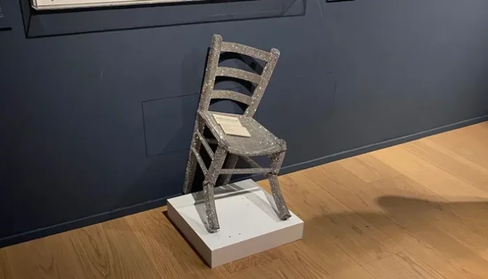 Asyik Foto, Pria Rusak Kursi Kristal Van Gogh di Museum di Verona, Italia