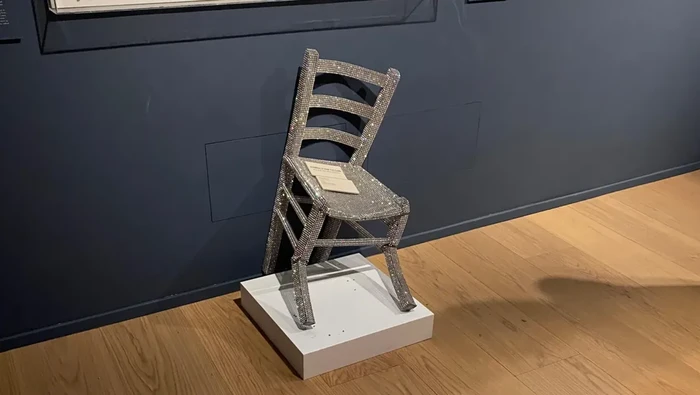 Asyik Foto, Pria Rusak Kursi Kristal Van Gogh di Museum di Verona, Italia