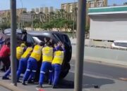 Nyesek! Truk Towing Angkut Ferrari Terguling: Ferrari Purosangue Terbalik-Ban Nyaris Copot