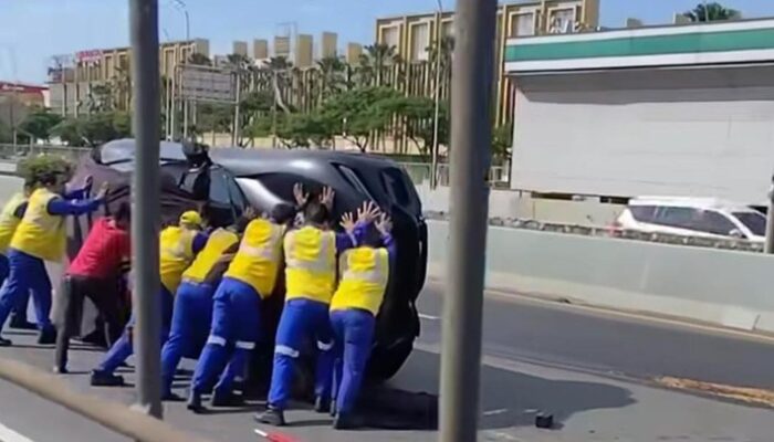 Nyesek! Truk Towing Angkut Ferrari Terguling: Ferrari Purosangue Terbalik-Ban Nyaris Copot