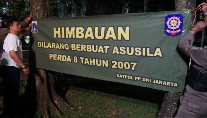 “Taman di Jakarta Buka 24 Jam: Nikmati Keindahan Malam dengan Spanduk Penjaga Kebaikan!”