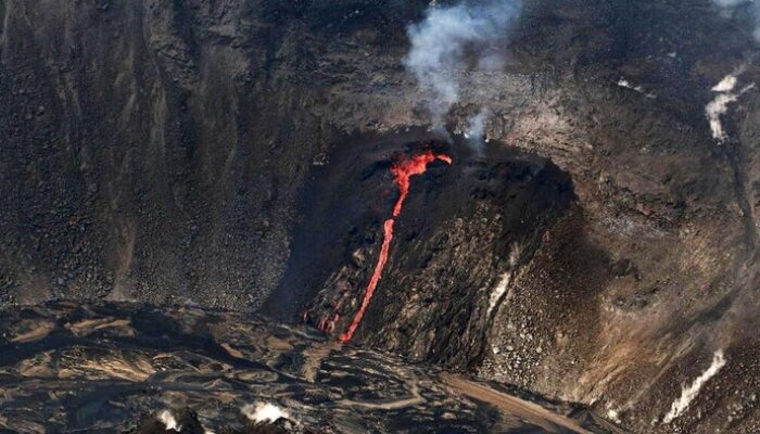**Melihat Gunung Berapi Kilauea dari Jauh, atau Berisiko Jatuh di Malam Hari!**