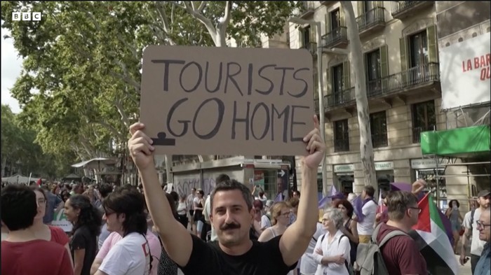 **Barcelona, Kota yang Dinikmati, atau Dihiriskan? Warga Marah, Turis Terkejut**