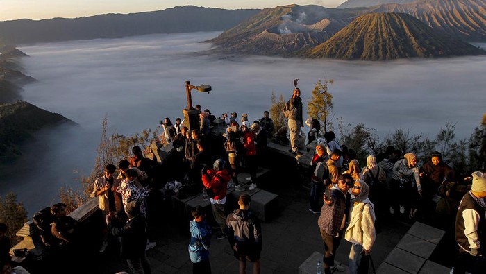 **Katanya Sunrise Terindah di Bromo, Tapi yang Bisa Dilihat Cuma Keramaian?**