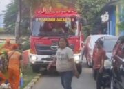 **Parah! Damkar Terhambat Gara-gara Mobil Parkir Liar di Palmerah**