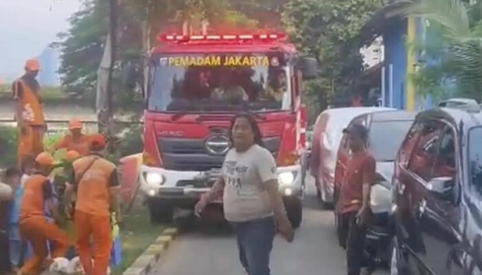**Parah! Damkar Terhambat Gara-gara Mobil Parkir Liar di Palmerah**