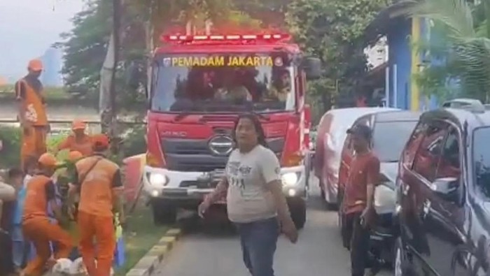 **Parah! Damkar Terhambat Gara-gara Mobil Parkir Liar di Palmerah**
