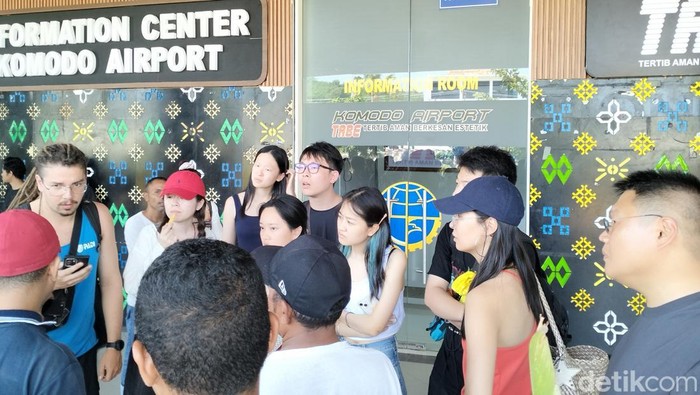 **Penerbangan Terdampak Erupsi Gunung Lewotobi: Wisatawan Asing Menyelami Keindahan Nusa Tenggara dengan Speedboat**