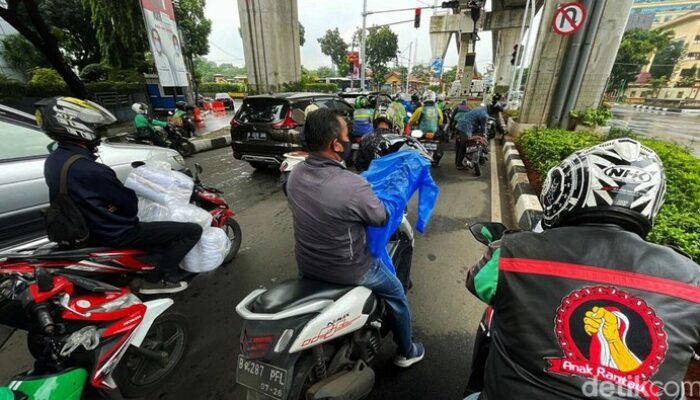 **Motor Neduh di Bawah Jembatan Penyeberangan, Siap-Siap Ditilang: Tips Praktis untuk Pemotor**