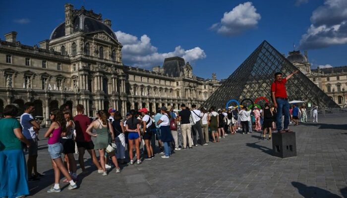 **Museum Louvre Tutup, Staf Protes Kebahagiaan Turis**