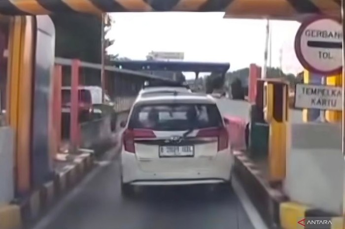 Viral Pengguna LCGC Berulah: Tak Bayar Tol, Pajak Mati, Pelat Nomor Diblokir - Kisah Modus Calya di Tol Cijago