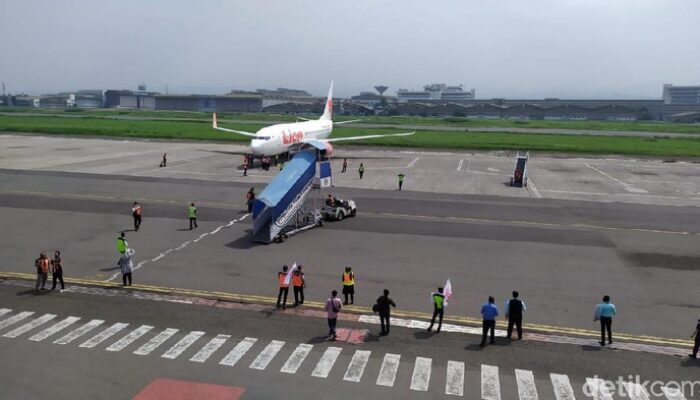 **Walikota Farhan: Pesawat Berbadan Lebar Tetap Jauhi Bandung**