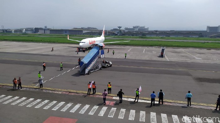 **Walikota Farhan: Pesawat Berbadan Lebar Tetap Jauhi Bandung**
