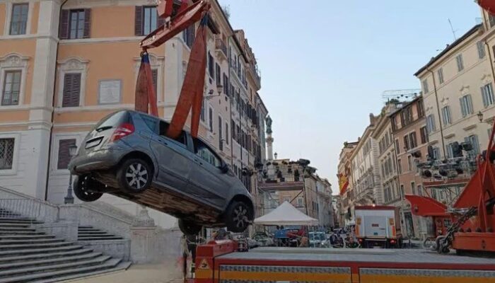 Salah Belok, Kakek Nyetir Sampai Mentok di Tangga Bersejarah Ikonik! Ini Kisahnya yang Mengejutkan