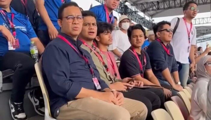 Gaya Merakyat Anies Baswedan di Formula E Jakarta: Penonton di Tribun Ekonomis