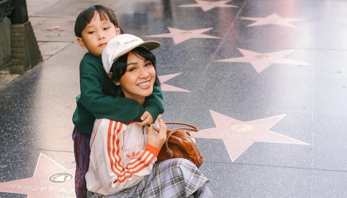 **Mengenal Lapangan Banteng Melalui Cerita Andien dan Anaknya yang Suka Ondel-ondel**