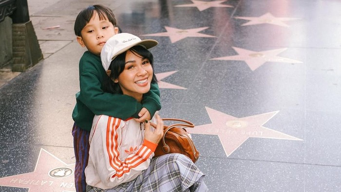 **Mengenal Lapangan Banteng Melalui Cerita Andien dan Anaknya yang Suka Ondel-ondel**