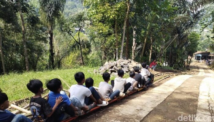 **Bahagia Itu Sederhana, Naik Lori Bersama Anak-Anak di Garut**