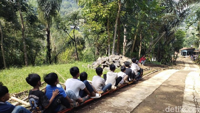 **Bahagia Itu Sederhana, Naik Lori Bersama Anak-Anak di Garut**