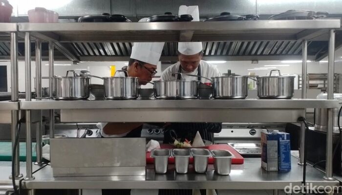 Nikmati Bebek Bumbu Hitam Eksotis di Myze Hotel Sumenep, Madura