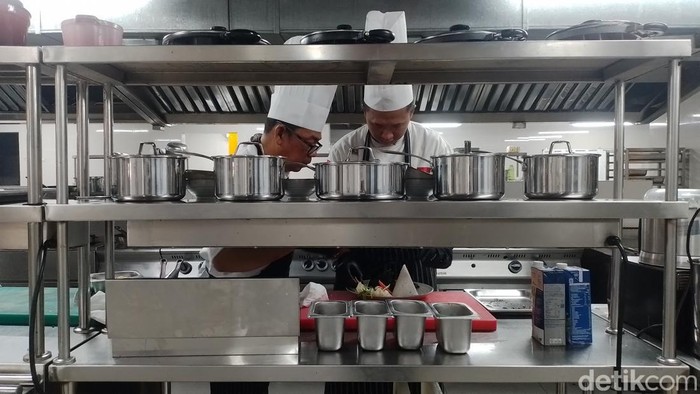 Nikmati Bebek Bumbu Hitam Eksotis di Myze Hotel Sumenep, Madura