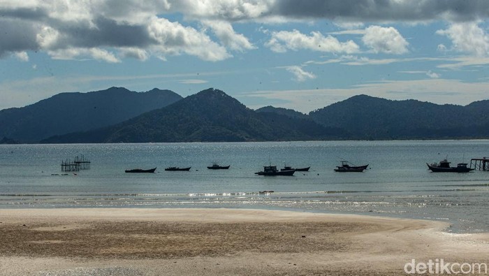 Pulau Kecil, Harga Emas? Menteri Kelautan Tegaskan, Tak Ada yang Bisa Diperjualbelikan!