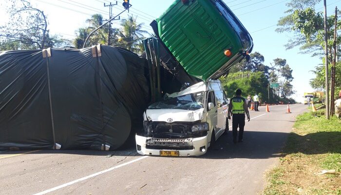 ODOL Gagal Tahan, Truk Nanjak Lagi-Lagi, Timpa HiAce, Tragedi Mencekam Kembali Terjadi!