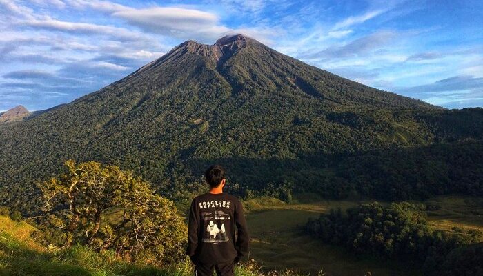 **”Wanadri: Gunung Rinjani, Bukan Hanya untuk Pemula atau Pro, Tapi Menantang Batas Anda”**