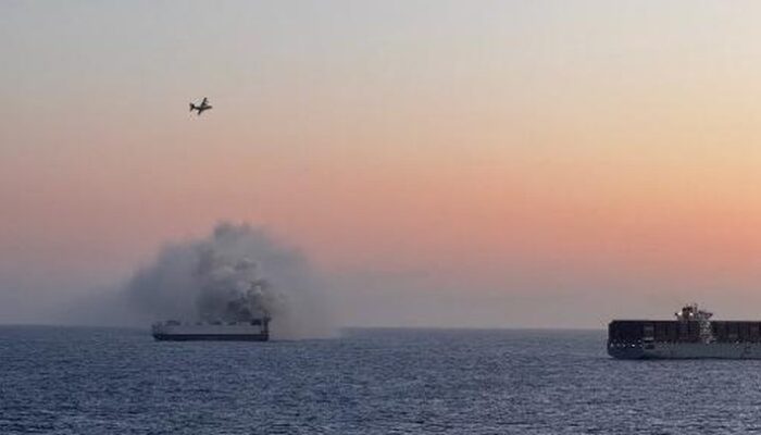 **Berminggu-minggu Terbakar, Kapal Laut yang Angkut 3.000 Mobil Berakhir Tenggelam**