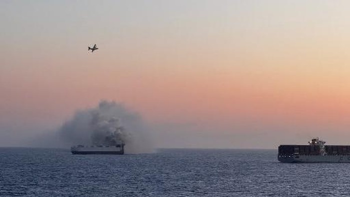 **Berminggu-minggu Terbakar, Kapal Laut yang Angkut 3.000 Mobil Berakhir Tenggelam**