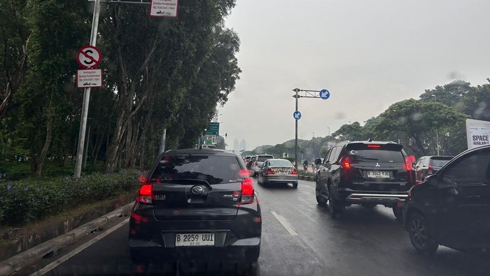 **War Parkir di Jakarta Fair 2025: Antrean Padat, Pengalaman Menarik**