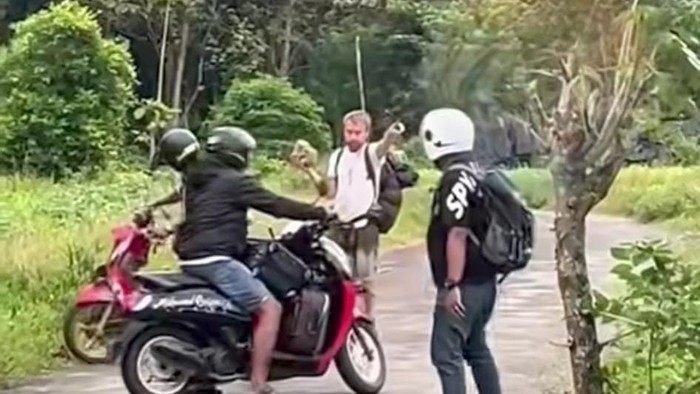 Turis Polandia Diteriaki Gila, Emosi Mau Lempar Batu ke Warga - Update 1